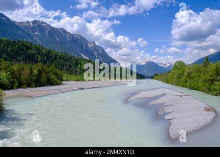 Österreich, Tirol, malerischer Blick auf den Lech, der im Sommer durch das Lechtal fließt Stockfoto