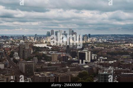 Moderne Wolkenkratzer in London unter bewölktem Himmel Stockfoto