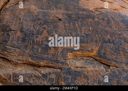 Saudi-Arabien, Hail Province, Jubbah, antike Felszeichnungen von Jebel Umm Sanman Stockfoto