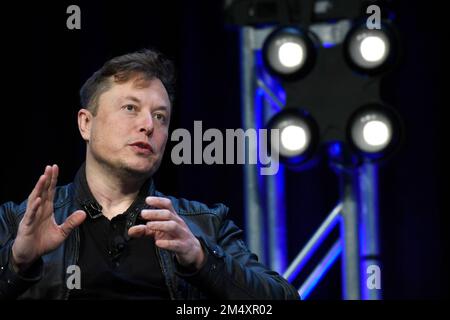 DATEI - Tesla und SpaceX Chief Executive Officer Elon Musk spricht auf der SATELLITENKONFERENZ und Ausstellung in Washington. Die USA Die Securities and Exchange Commission bestreitet Behauptungen, dass sie das Recht der freien Meinungsäußerung von Musk verletzt, indem sie versucht, eine 2018-Dollar-Regelung für Wertpapierbetrug durchzusetzen. Die kommission sagt in einem am Donnerstag, dem 22. Dezember 2022, eingereichten Einspruchsverfahren, dass Musk auf sein Recht im ersten Zusatzartikel verzichtete, indem er dem Vergleich zustimmte. (AP-Foto/Susan Walsh, Datei) Stockfoto