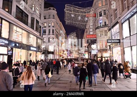 Wien, Österreich. 23. Dezember 2022 Weihnachtsstimmung auf der Kärntnerstraße im ersten Bezirk Wien Stockfoto