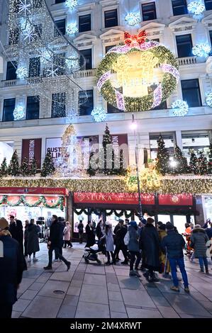 Wien, Österreich. 23. Dezember 2022 Weihnachtsstimmung auf der Kärntnerstraße im ersten Bezirk Wien Stockfoto