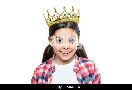 Foto eines glücklichen Teenager-Mädchens mit Krone. Teenager-Queen-Mädchen isoliert auf Weiß. Teenager-Königin-Mädchen Stockfoto