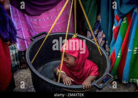 Mogadischu, Somalia. 19. Dezember 2022. Ein Kind wird in einer Gesundheitsklinik in Baidoa auf Unterernährung untersucht. Das Horn von Afrika leidet unter seiner schlimmsten Dürre seit Jahrzehnten, wobei Millionen Somalier Nahrungsmittel, Hilfe und humanitäre Hilfe benötigen. (Foto: Sally Hayden/SOPA Images/Sipa USA) Guthaben: SIPA USA/Alamy Live News Stockfoto