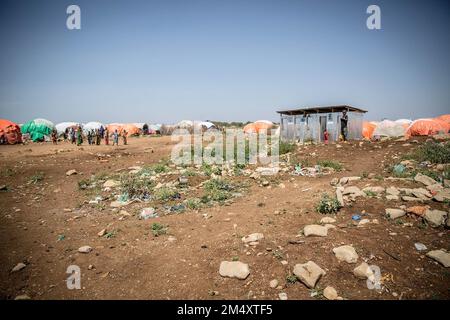 Mogadischu, Somalia. 19. Dezember 2022. Hügel von Erde und Steinen markieren 14 Gräber von Kindern, die kürzlich an Unterernährung und Masern gestorben sind, im Edaan Qaboobe. Das Horn von Afrika leidet unter seiner schlimmsten Dürre seit Jahrzehnten, wobei Millionen Somalier Nahrungsmittel, Hilfe und humanitäre Hilfe benötigen. (Foto: Sally Hayden/SOPA Images/Sipa USA) Guthaben: SIPA USA/Alamy Live News Stockfoto