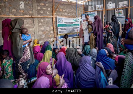 Mogadischu, Somalia. 19. Dezember 2022. Frauen warten darauf, ihre Kinder in einer Klinik in Baidoa auf Unterernährung untersuchen zu lassen. Das Horn von Afrika leidet unter seiner schlimmsten Dürre seit Jahrzehnten, wobei Millionen Somalier Nahrungsmittel, Hilfe und humanitäre Hilfe benötigen. (Foto: Sally Hayden/SOPA Images/Sipa USA) Guthaben: SIPA USA/Alamy Live News Stockfoto