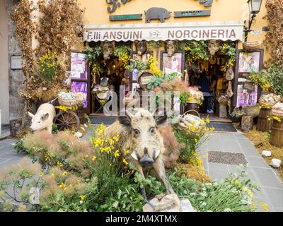 Delikatessen, die traditionelle Lebensmittel verkaufen, Norcia, Umbrien, Italien, Europa Stockfoto