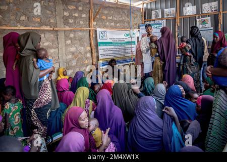 Mogadischu, Somalia. 19. Dezember 2022. Frauen warten darauf, ihre Kinder in einer Klinik in Baidoa auf Unterernährung untersuchen zu lassen. Das Horn von Afrika leidet unter seiner schlimmsten Dürre seit Jahrzehnten, wobei Millionen Somalier Nahrungsmittel, Hilfe und humanitäre Hilfe benötigen. (Kreditbild: © Sally Hayden/SOPA Bilder über ZUMA Press Wire) Stockfoto