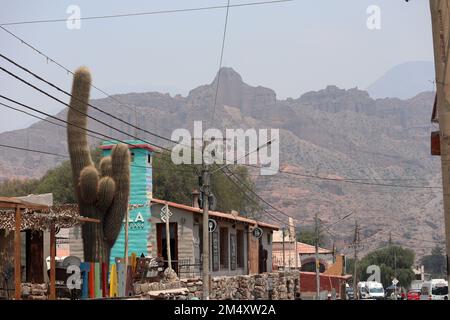 Humahauaca, Argentinien. 25. November 2022: Alte Häuser in Humahuaca, Nord-Argentinien. Stockfoto