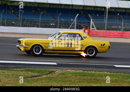 Flaming Exhuasts, Andy Priaulx, Alex Taylor, Ford Mustang, Adrian Flux Trophy für Transatlantic Pre ’66 Touring Cars, vorwiegend V8 Americana vs. Th Stockfoto