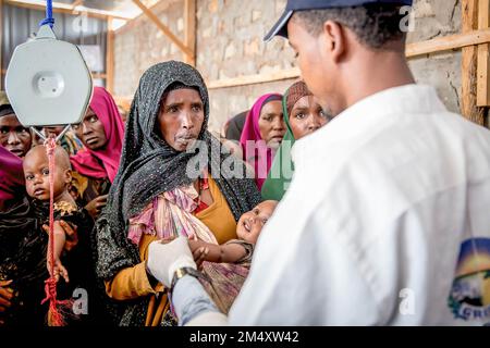 Mogadischu, Somalia. 19. Dezember 2022. Ein Kind wird in einer Gesundheitsklinik in Baidoa auf Unterernährung untersucht. Das Horn von Afrika leidet unter seiner schlimmsten Dürre seit Jahrzehnten, wobei Millionen Somalier Nahrungsmittel, Hilfe und humanitäre Hilfe benötigen. (Kreditbild: © Sally Hayden/SOPA Bilder über ZUMA Press Wire) Stockfoto