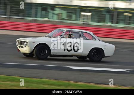 Allan Thom, Alfa Romeo Giulia Sprint GTA, Adrian Flux Trophy für Transatlantic Pre ’66 Touring Cars, vorwiegend V8 Americana vs. UK Racing Stalw Stockfoto