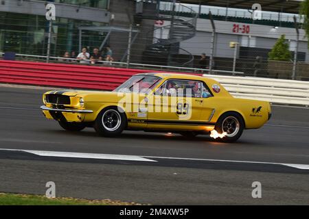 Flaming Exhuasts, Andy Priaulx, Alex Taylor, Ford Mustang, Adrian Flux Trophy für Transatlantic Pre ’66 Touring Cars, vorwiegend V8 Americana vs. Th Stockfoto