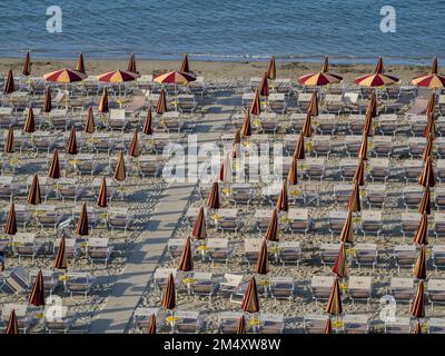 Sonnenschirme am Strand, Gatteo a Mare, Region Emilia Romana, Adria, Italien, Europa Stockfoto