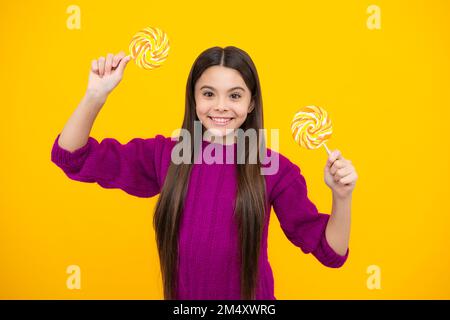 Hipster Teenager Kind Mädchen lecken Lollypop. Zucker Ernährung, Süßigkeiten und Süßigkeiten. Kind isst Lollipop-Popsicle. Stockfoto