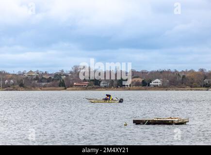 Ein Mann, der auf einem kleinen Boot am montauk-See angeln will Stockfoto