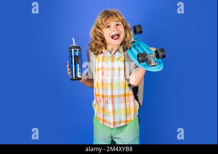Kind mit Skateboard. Skateboard und Wasserflasche für Kinder. Gesunder Sport und Aktivität für Schulkinder im Sommer. Sportlicher Spaß. Stockfoto