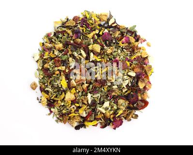 Obsttee mit Rosenblättern und getrockneten Früchten, Draufsicht. Tee mit Zitrusfrüchten und gelben Blütenblättern. Ein Haufen trockener Kräutertee. Natürliche Strohhalme Stockfoto
