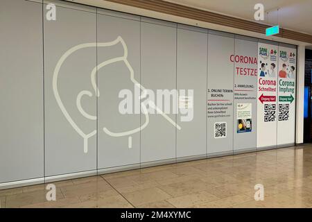 München, Deutschland. 23. Dezember 2022. Themenbild Corona. Geschlossenes Corona Testzentrum einer Sani Plus Apotheke in einem Münchner Einkaufszentrum, wo auch Corona-Impfungen durchgeführt werden. Geschlossen, geschlossen. Corona Schnelltest für die Omicron-Variante. Corona Teststation, Teststation, Testzentrum, Corona Testzentrum. Schnelltest-Antigen-Schnelltest. Impfzentrum. ? Kredit: dpa/Alamy Live News Stockfoto