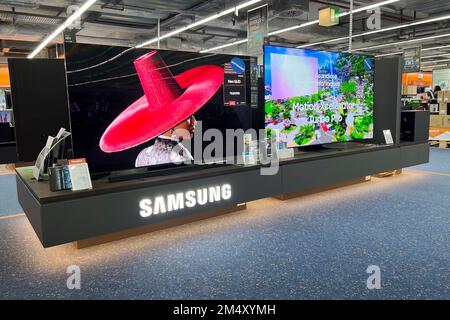 München, Deutschland. 23. Dezember 2022. Fernseher in einem Saturn Elektronikgeschäft, OLED, Geschäft. ? Kredit: dpa/Alamy Live News Stockfoto