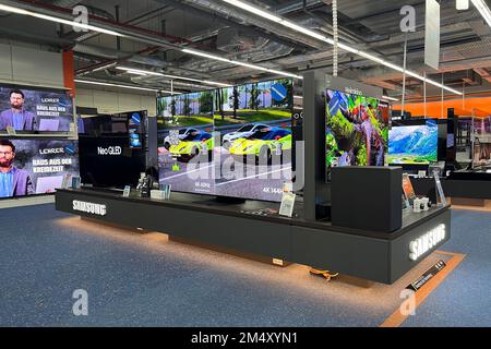 München, Deutschland. 23. Dezember 2022. Fernseher in einem Saturn Elektronikgeschäft, OLED, Geschäft. ? Kredit: dpa/Alamy Live News Stockfoto