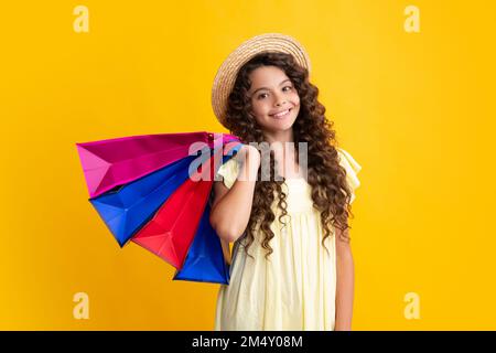 Stilvolle Teenager-Mädchen mit Shopping Sale Taschen. Kid Holding Käufe. Glücklicher Teenager, positive und lächelnde Emotionen des Teenagers. Stockfoto