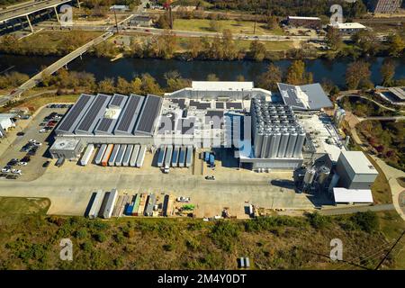 Luftaufnahme von blauen Photovoltaik-Solarpaneelen auf dem Dach einer Brauerei zur Erzeugung von ökologischem Strom. Herstellung von nachhaltigem en Stockfoto