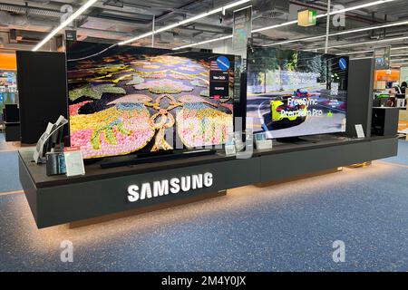 München, Deutschland. 23. Dezember 2022. Fernseher in einem Saturn Elektronikgeschäft, OLED, Geschäft. ? Kredit: dpa/Alamy Live News Stockfoto