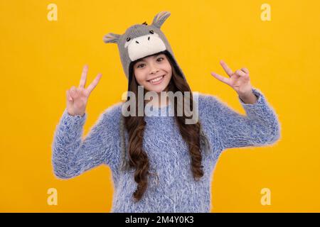 Mode glücklich junge Frau in gestrickten Hut und Pullover mit Spaß über bunten blauen Hintergrund. Glückliches Gesicht, positive und lächelnde Emotionen des Teenagers Stockfoto