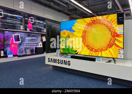 München, Deutschland. 23. Dezember 2022. Fernseher in einem Saturn Elektronikgeschäft, OLED, Geschäft. ? Kredit: dpa/Alamy Live News Stockfoto