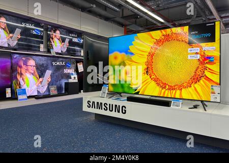 München, Deutschland. 23. Dezember 2022. Fernseher in einem Saturn Elektronikgeschäft, OLED, Geschäft. ? Kredit: dpa/Alamy Live News Stockfoto