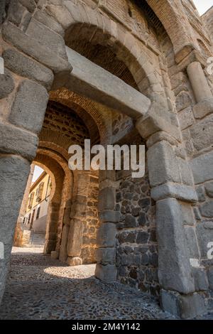 Steineingang in der Mauer der monumentalen Stadt Toledo, Spanien Stockfoto