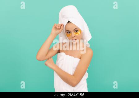 Teenager-Mädchen im Duschhandtuch mit Hydrogelpflaster Stockfoto