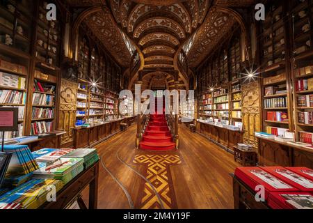 Innenansicht des Buchladens Lello (Portugiesisch: Livraria Lello) mit seiner berühmten Holztreppe im historischen Zentrum von Porto (Porto), Portugal. Stockfoto