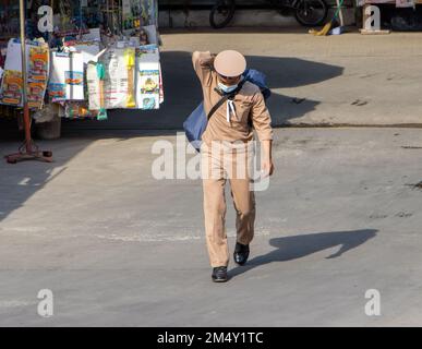 SAMUT PRAKAN, THAILAND, Okt 19 2022, Ein Seemann in Uniform läuft die Straße hinunter und trägt Gepäck Stockfoto