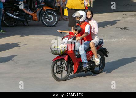 SAMUT PRAKAN, THAILAND, Okt 19 2022, Eine Familie fährt mit einem kleinen Jungen Motorrad Stockfoto