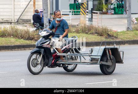RATCHABURI, THAILAND, NOVEMBER 16 2022, Ein Mann fährt ein Motorrad mit einem leeren Beiwagen Stockfoto