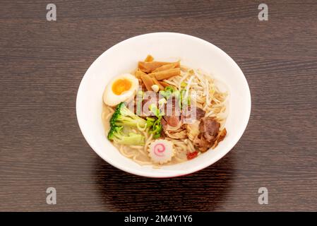 Japan hat sein eigenes Rezept für Ramen, die Grundzubereitung besteht aus verschiedenen Arten japanischer Nudeln, die in einer Brühe serviert werden, die normalerweise auf der Basis von zubereitet wird Stockfoto