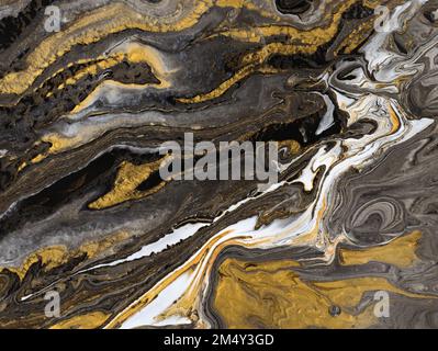 Flüssiges Acryl Flüssigkeit Art Nahaufnahme. Gold- und schwarzer flüssiger Marmoreffekt, moderne fließende Kunst. Abstrakter Hintergrund in Blau und Gold. Kreatives Zeichnen Stockfoto