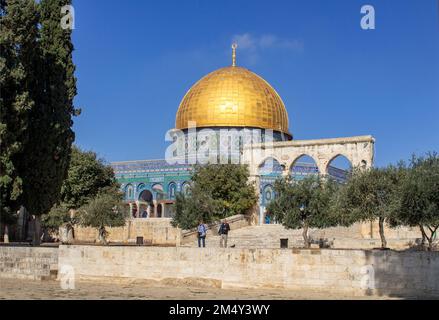 10. November 2022 Touristen auf den Stufen des antiken Dom of the Rock Islamic Holy Place. Erbaut an der Stelle des antiken jüdischen biblischen Salomon-Tempels Stockfoto