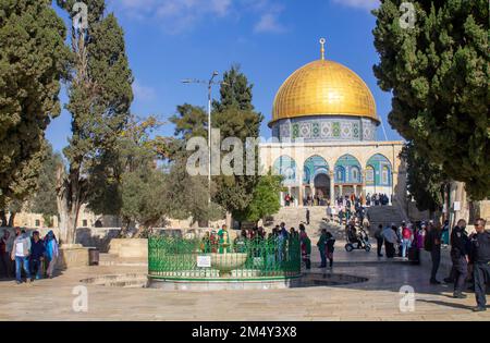 10. Nov. 2022 Touristen auf den Vororten des antiken Doms des Fels Islamischer Heiliger Ort. Erbaut an der Stelle des antiken jüdischen biblischen Salomon's Te Stockfoto