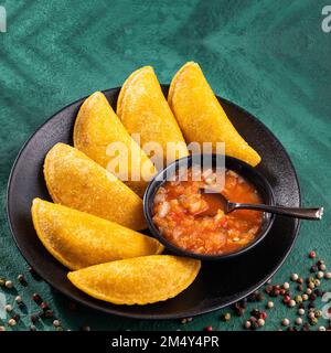 Kolumbianische gebratene Empanadas – gefüllt mit Fleisch und gelbem Teig Stockfoto