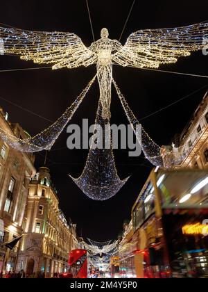 Spirits of Christmas alias Angels, die über der Regent Street als Teil der Weihnachtsbeleuchtung aufgehängt wurden. Nach London Stockfoto