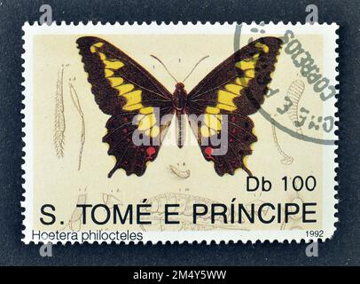 Annullierte Briefmarke, gedruckt von São Tomé und Príncipe, auf der Swallowtail (Euryades duponcheli), ca. 1992, zu sehen ist. Stockfoto