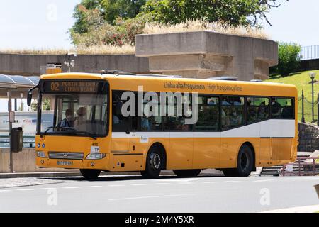 Ein gelber Horarios do Funchal Bus an einem Bahnhof in Funchal, Madeira Stockfoto