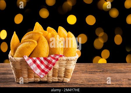 Korb mit gebratenen Empanadas mit Fleischfüllung - typisch kolumbianische Speisen Stockfoto