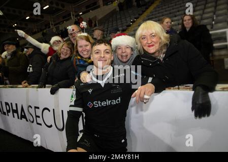 Newcastle, Großbritannien. 17. Dezember 2022. Adam Radwan von Newcastle Falcons wird mit Fans nach dem Gallagher Premiership Match zwischen Newcastle Falcons und Sale Sharks im Kingston Park, Newcastle, am Freitag, den 23. Dezember 2022, fotografiert. (Kredit: Chris Lishman | MI New) Kredit: MI News & Sport /Alamy Live News Stockfoto