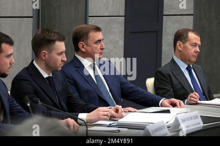 Russischer Präsident Wladimir Putin bei einem Treffen des russischen CEO der Verteidigungsindustrie in Moskau.Stellvertretender Minister für Industrie und Handel Kirill Lysogorsky, Gouverneur der Region Tula Alexei Dyumin und Stellvertretender Vorsitzender des Sicherheitsrates Dmitry Medwedev (von links) bei dem Treffen mit CEOs von Unternehmen der Verteidigungsindustrie. Stockfoto