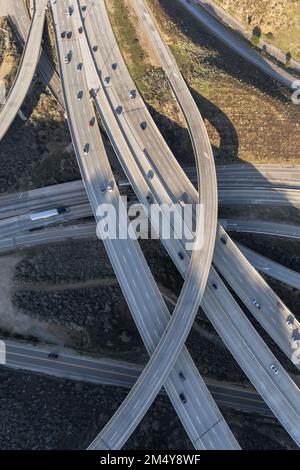 Luftaufnahme der Autobahnkreuze Golden State 5 und Antelope Valley 14 in der Nähe von Santa Clarita und Los Angeles, Kalifornien Stockfoto