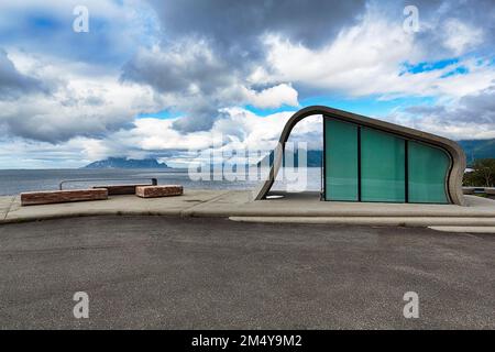 Ureddplassen Rastplatz mit wellenförmigem Beton und Glas Toilettenblock, moderne Architektur, Architekten Haugen und Zohar, Touristenroute Stockfoto